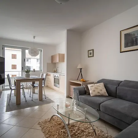 公寓 Valbruna 罗维尼